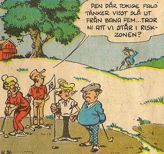Uti vår hage av Krister Petersson - Fore! (K 36): Faló ska slå ut en boll ifrån bana 5 och varnar några spelare på banan intill.