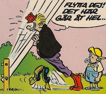 Uti vår hage av Krister Petersson - Svenska flaggans dag (K 18): Nyversion av K18: Faló fäller en flaggstång då en liten unge ställer sig precis bakom honom och är i vägen.